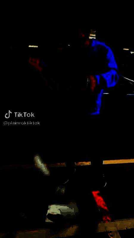 国外博主暴力打砸Switch2主机现场