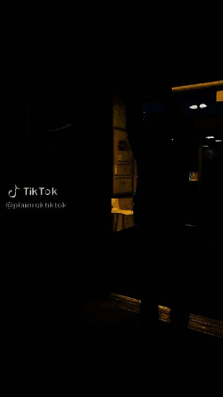 国外博主暴力打砸Switch2主机现场