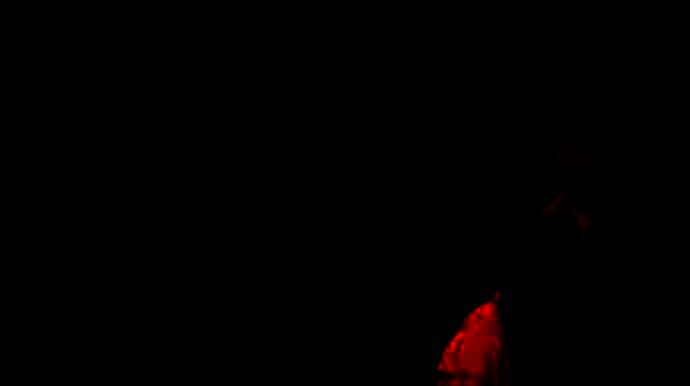 角色手持武器穿梭于废墟之中，环境光影交错，氛围压抑