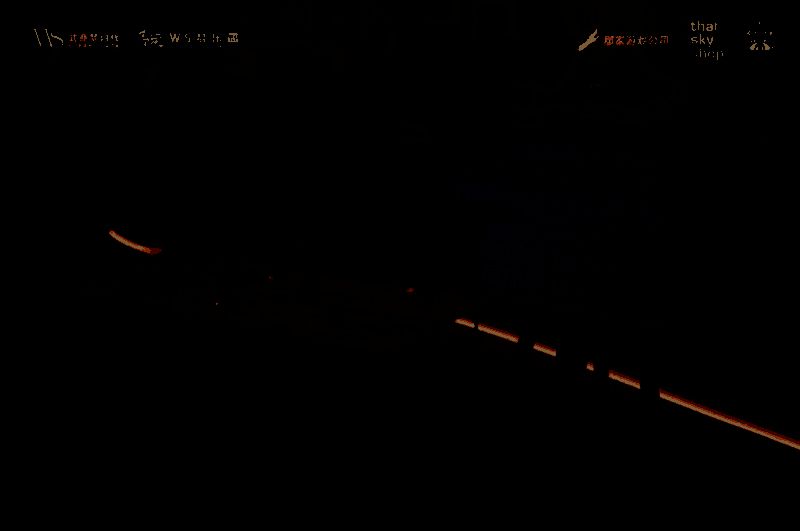 光之子们在指导下用废旧塑料瓶制作花朵，专注而认真