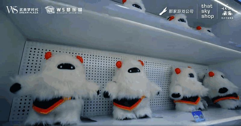 光之子在快闪店内选购纪念品，手中拿着武汉限定款明信片与徽章