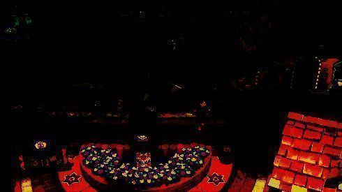 角色使用滑翔伞飞跃山谷的游戏画面，背景是开阔的蓝天与远处的小镇轮廓