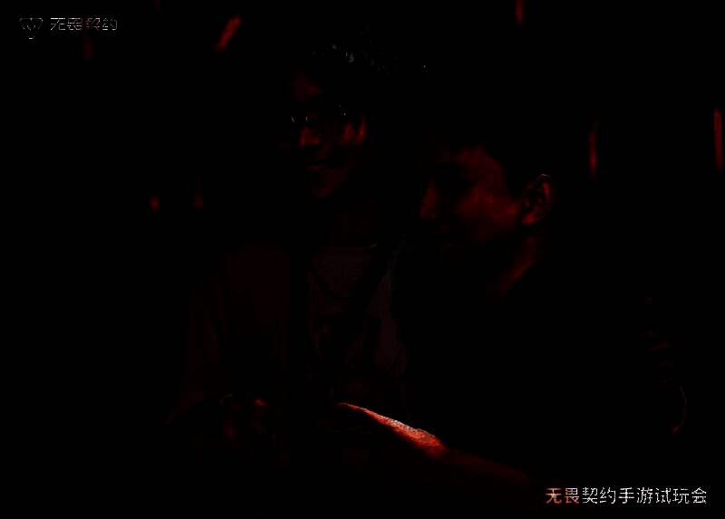 试玩室内多位KOL专注游戏，现场气氛热烈