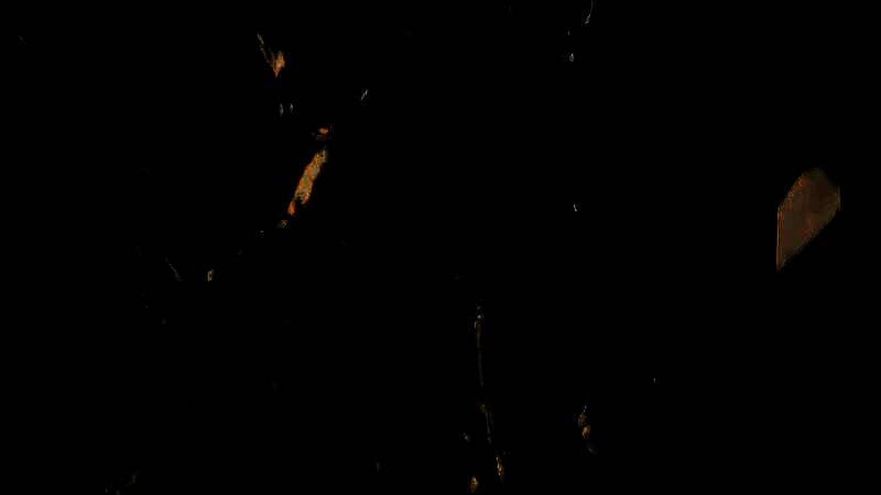 玩家角色在狭窄空间中潜行躲避变异生物的场景截图