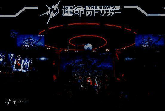 欧美主播xQc在TGS现场试玩《命运扳机》，表情夸张、动作搞笑吸引大量围观者