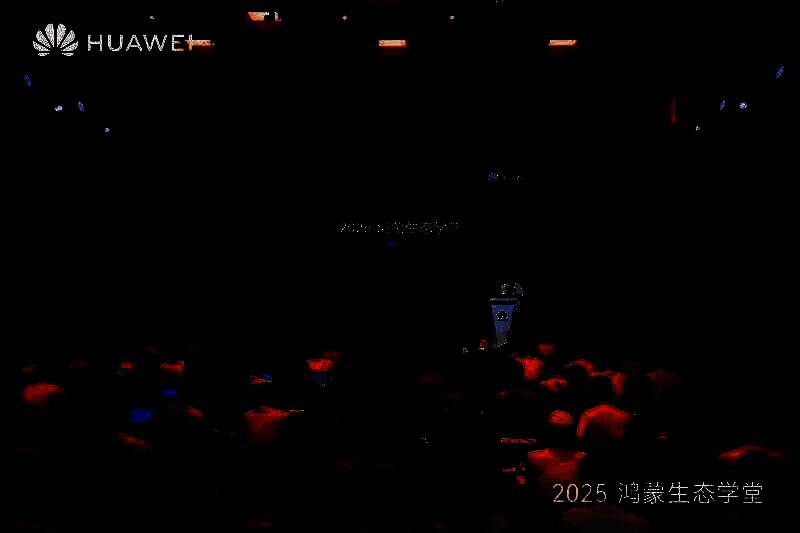 鸿蒙生态学堂现场全景，众多开发者围坐聆听讲师授课