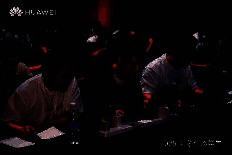 课堂现场，开发者正在认真听讲并记录要点