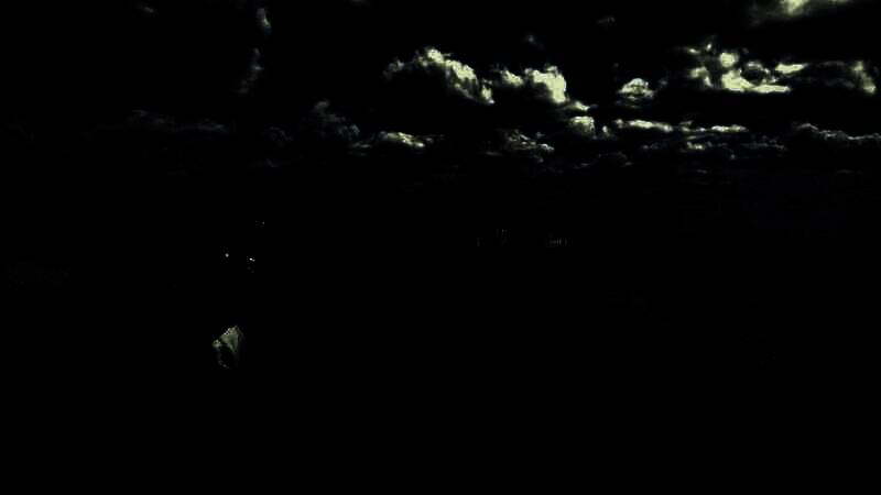 《红色沙漠》战斗场景画面，角色手持长剑与巨型怪物激烈对战