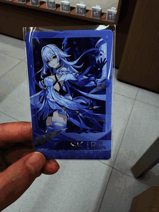 镭射卡正面图案，呈现丝柯克标志性的服饰与武器细节