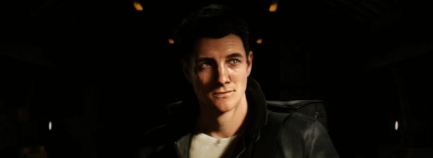 主角身穿西装站在高楼边缘俯瞰城市，身后是夜色中的霓虹灯光