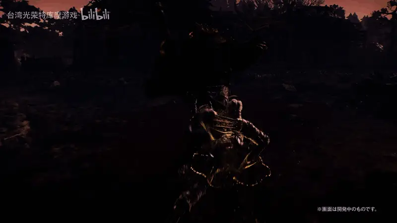 手甲钩连击特效炸裂，角色身形如影随形