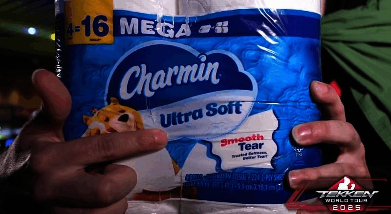 网络流传的恶搞图片，显示选手用厕纸卷轴进行虚拟战斗的画面