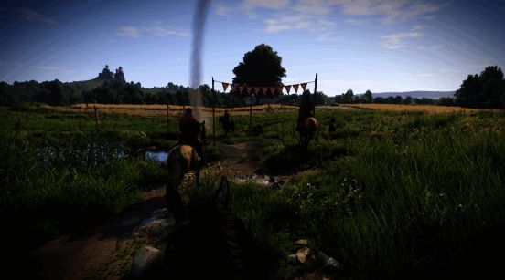 神秘画家在昏暗房间内作画，墙上挂满诡异画作