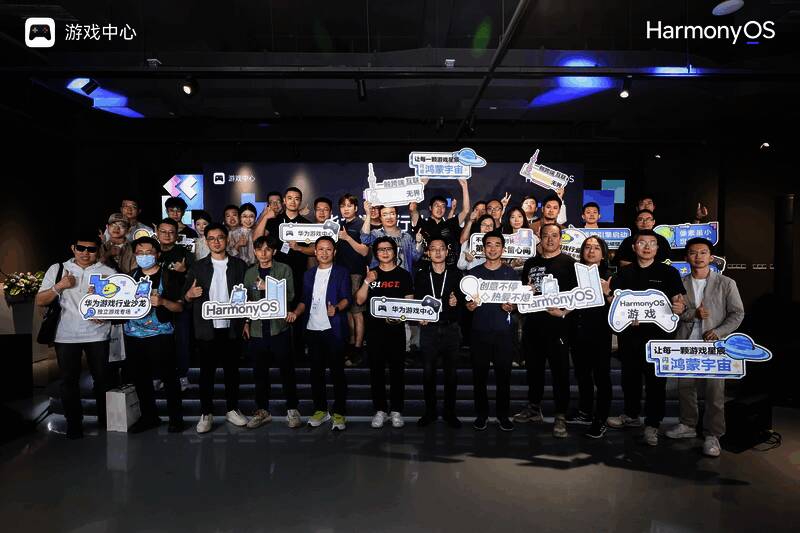 活动结束合影留念，全体参与者笑容满面