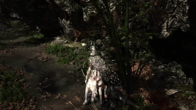 游戏角色在废墟中穿梭，周围弥漫着诡异雾气