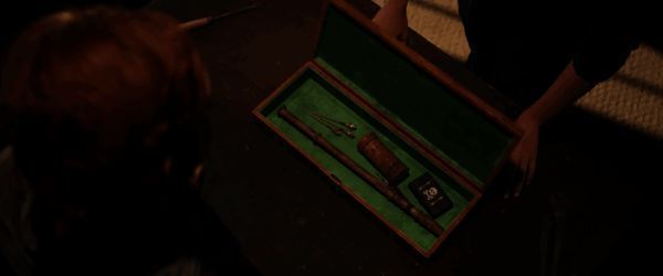 三名角色并肩作战，各自拥有不同的技能图标提示