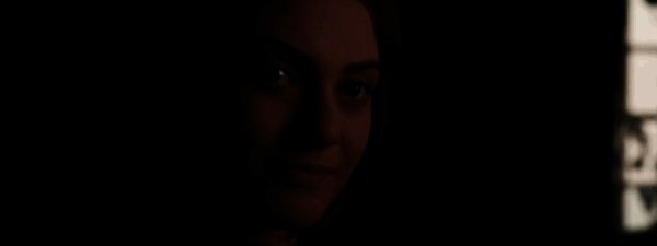 汉娜躲在箱子后方观察巡逻守卫的动态