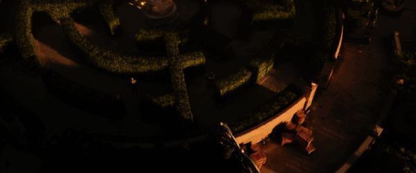 城市全景画面，展现晨曦下的埃里克斯霍姆，建筑风格复古且错落有致