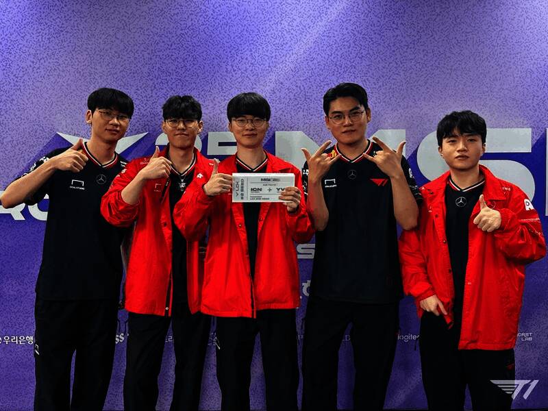 比赛现场观众欢呼雀跃，大屏幕展示T1晋级画面