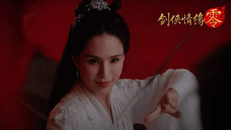 李若彤身穿古风服饰，手持长剑，背景为江湖山水