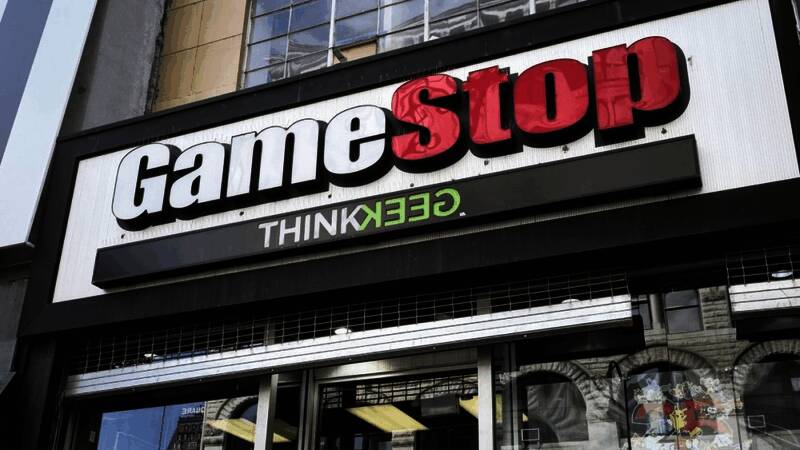 GameStop门店内展示的各类集换卡产品，货架上摆满了宝可梦卡和其他体育卡