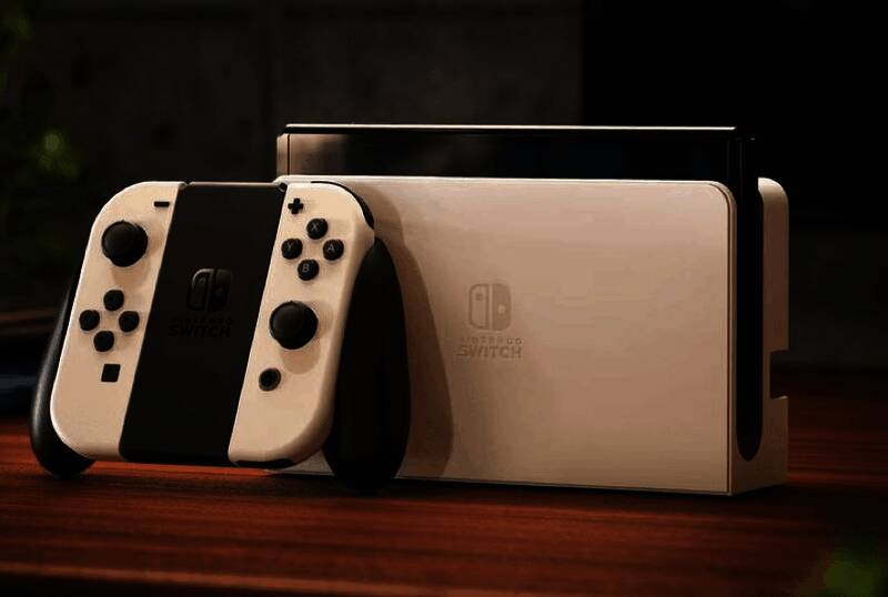 玩家正在进行《1-2 Switch》中的“碟盘旋转”小游戏，双手紧握Joy-Con，神情专注