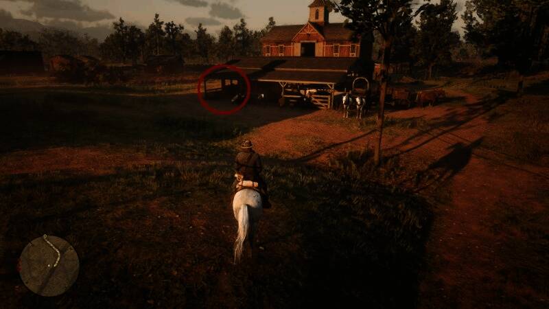 约翰与其他角色站在马厩前交谈，气氛轻松自然