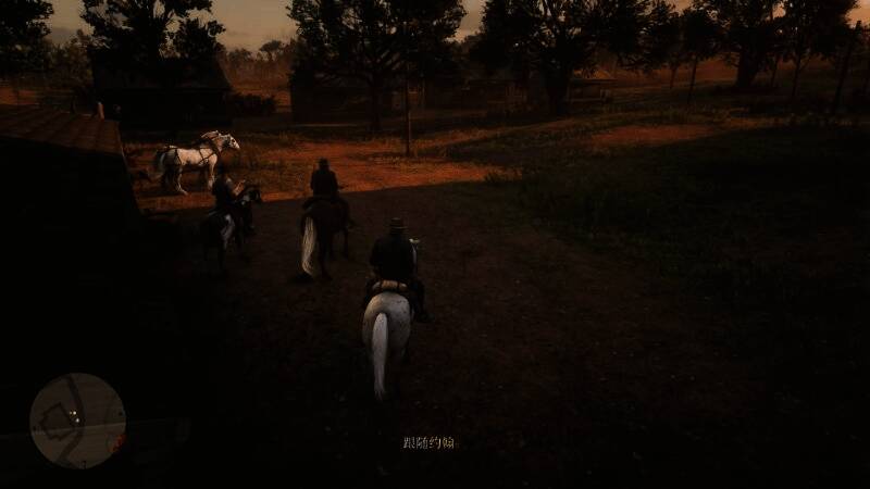 角色悄悄绕过马厩外围，小心避开巡逻的马倌