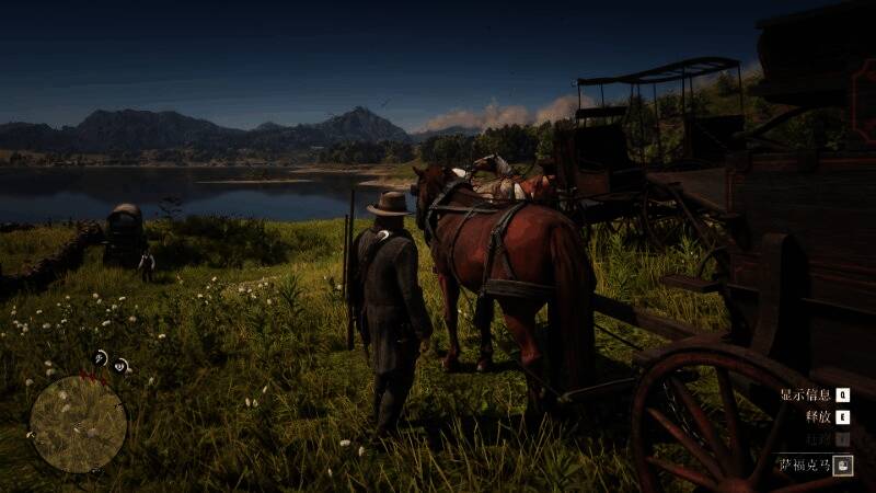 亚瑟牵着几匹马穿过森林小径，背景可见马匹黑市