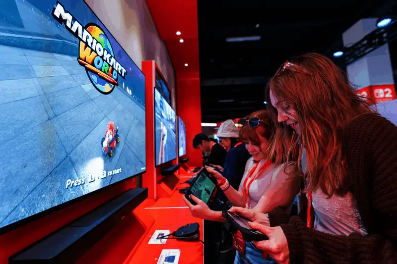 玩家在家中体验Switch 2与《马里奥赛车：世界》联机对战的欢乐场景