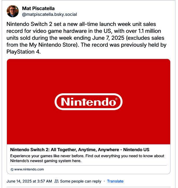 Switch 2主机展示图，旁边陈列着热门游戏光碟和周边配件