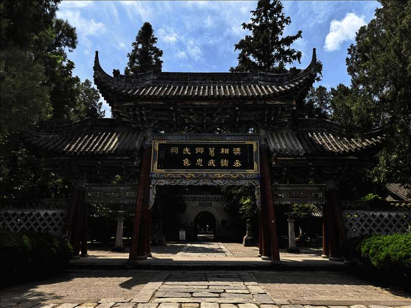 勉县武侯祠实景图，红墙金瓦，古木参天，庄严肃穆