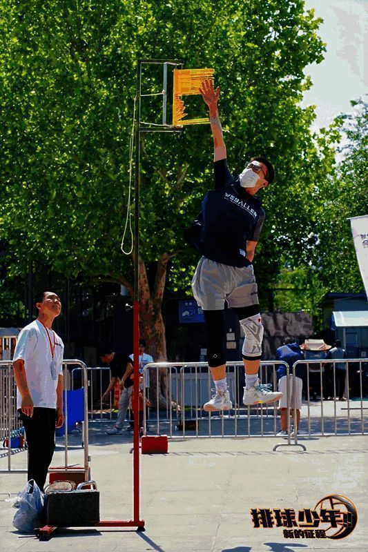 玩家积极参与“摸高挑战”项目，现场欢呼不断