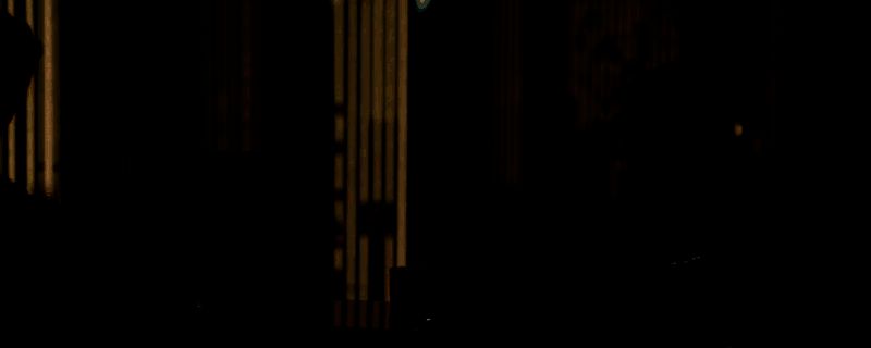 游戏界面展示角色互动选项与好感度变化提示