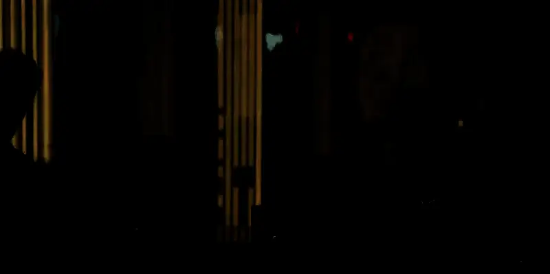 酒吧场景中角色互动的详细对话界面