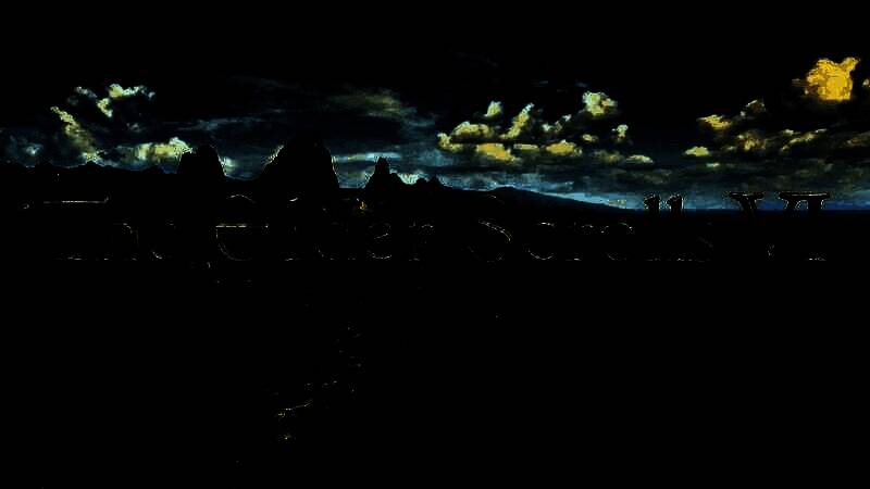 玩家在海上航行的模拟画面，船只穿梭于群山环绕的海域之间