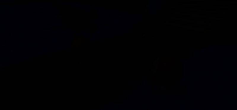 蛋仔们齐心协力将大量物资搬上列车，背景是星空与未来感十足的车站