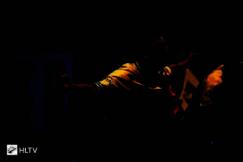 Vitality战队领奖台上的荣耀瞬间，队员手捧冠军奖杯，笑容灿烂