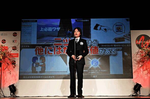 樱井政博接受采访现场照片，神情严肃地面对镜头发言