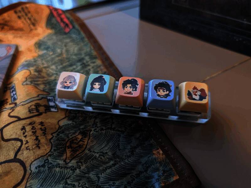 游戏场景截图，展示主角与女角色初次相遇的画面