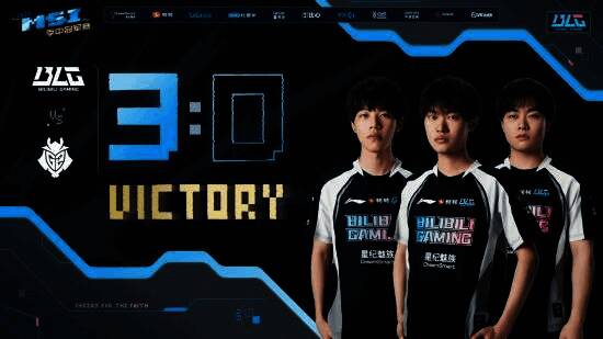 比赛中选手紧张操作，屏幕显示激烈团战场景