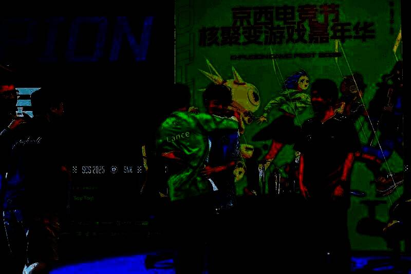 Mok高举奖杯庆祝夺冠瞬间