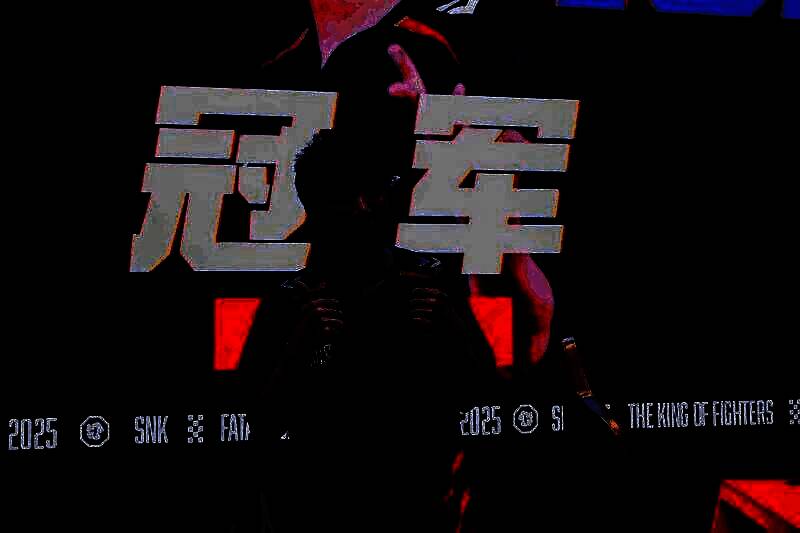 星辰在激烈对战中神情专注