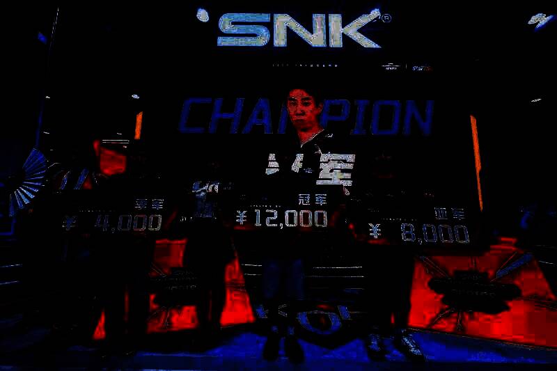 星辰举起奖杯，背景是欢呼的人群