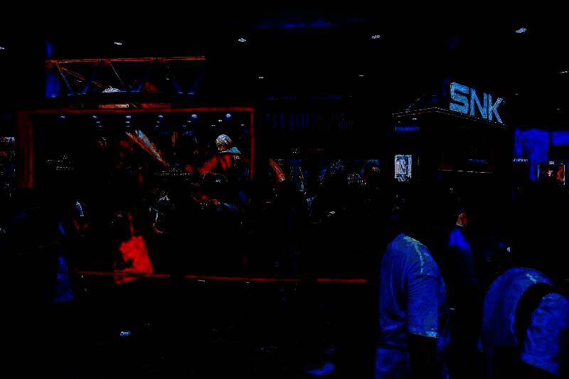 展区内人群聚集，试玩区排起长队