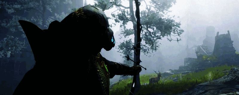 艾丽莎在酒馆中独自坐着，神情略带忧郁