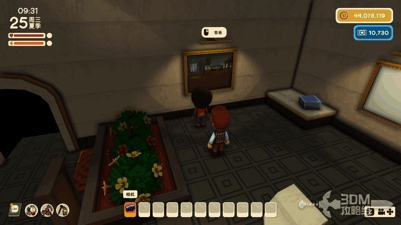 博物馆内部展示区摆放多张玩家拍摄照片的画面