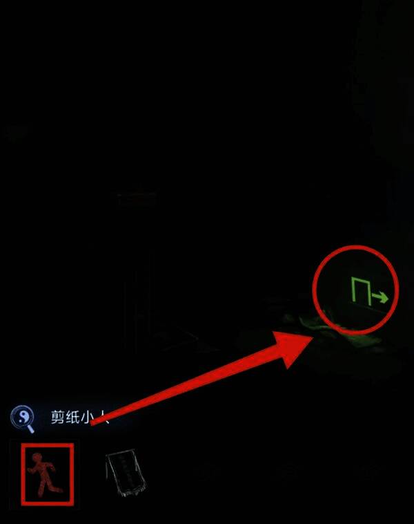 昏暗楼梯间特写，手电筒光束聚焦在墙上明显的逃生通道标识