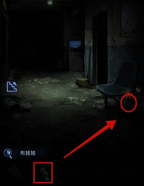 收音机下方放置布娃娃的特写，背景可见装满古籍的书柜