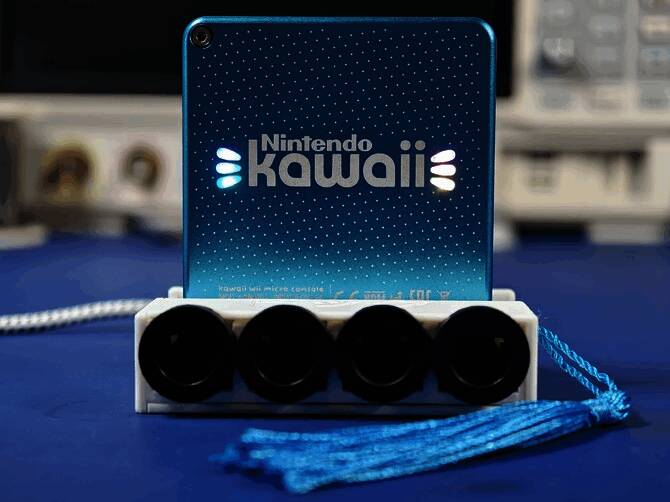 魔改后的Kawaii Wii主机外观小巧可爱，呈现粉白色调，类似卡片设计